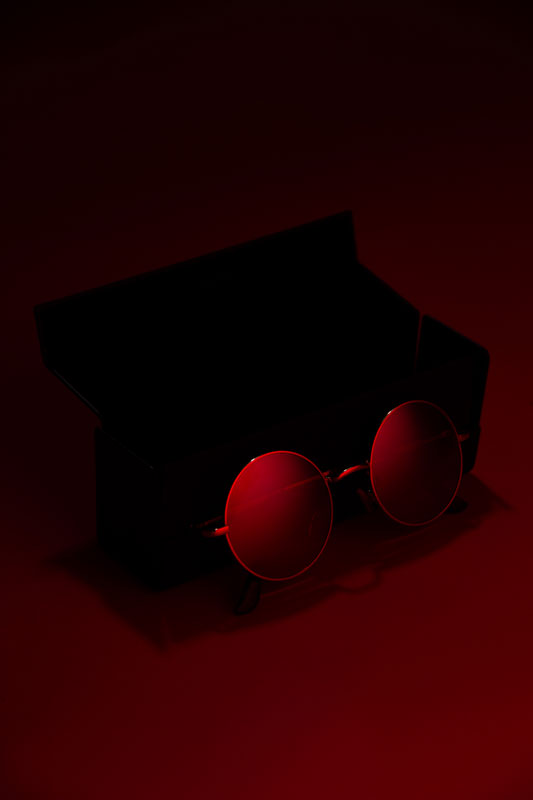 photo lunettes de soleil sur fond rouge avec basse luminosité