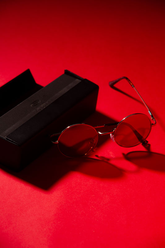 photo lunettes de soleil sur fond rouge