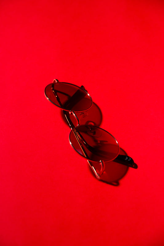 photo de lunettes de soleil sur fond rouge