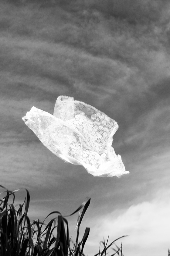 photo d'un vêtements blanc dans les airs